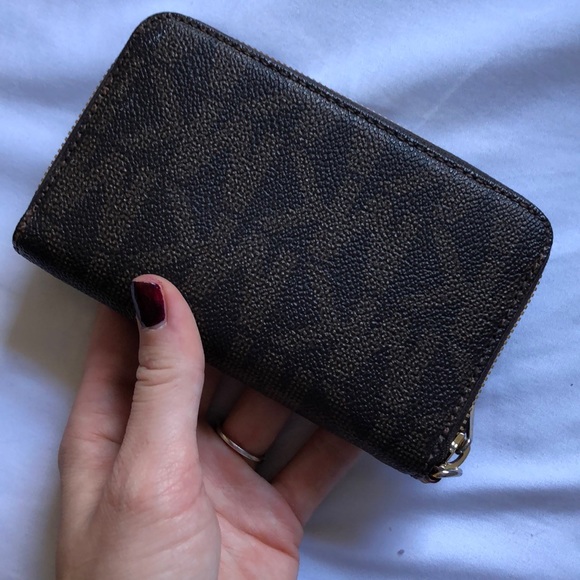 Michael Kors wristlet - Picture 3 of 4